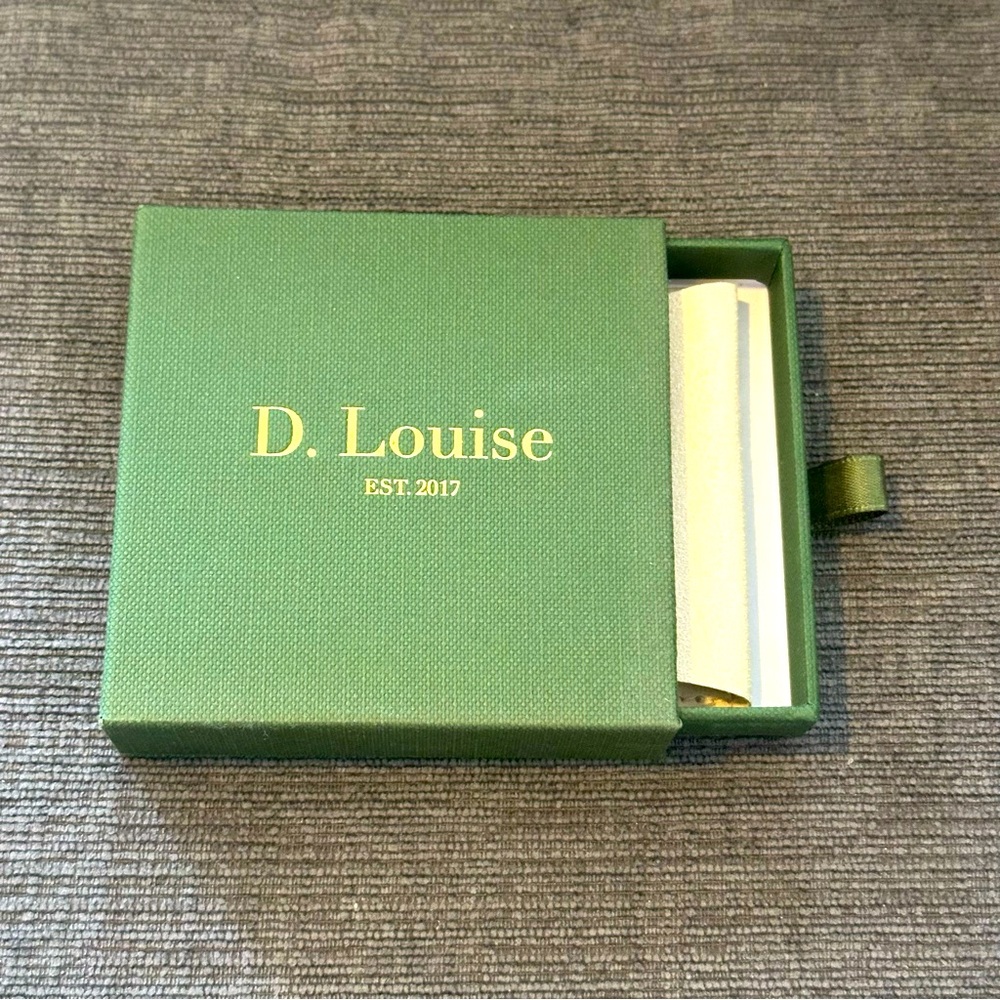 D.louise Essential Necklace : new, never worn!! Super pretty :)